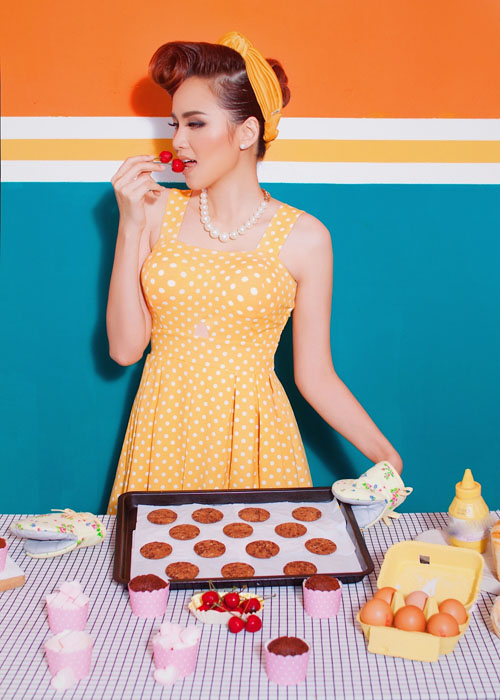 Diễm Hương mặc trễ nải ngày 8-3, quá sexy trong bếp - 8