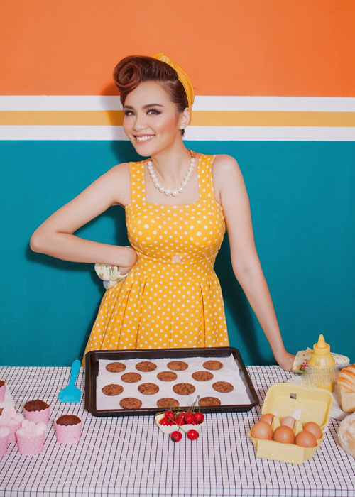 Diễm Hương mặc trễ nải ngày 8-3, quá sexy trong bếp - 9