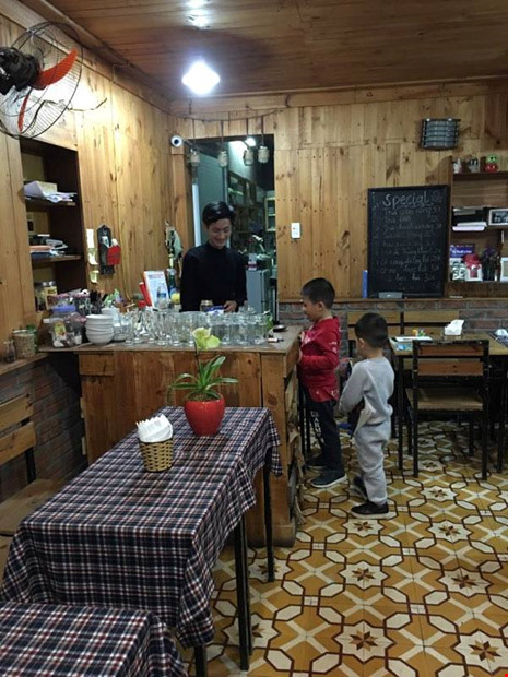 Cậu bé 5 tuổi xin làm thêm kiếm tiền mua hoa tặng mẹ - 1