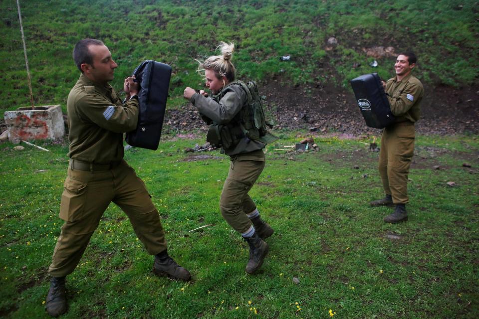 Nữ binh Israel tóc vàng đấu tay đôi với nam đồng nghiệp - 1