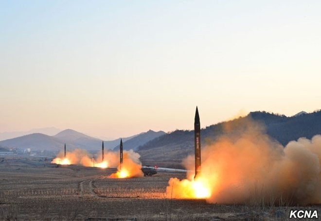 Khoảnh khắc 4 tên lửa Triều Tiên đồng loạt rời bệ phóng - 1