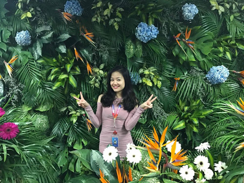 Nam đồng nghiệp mặc quần đùi, áo hoa nhảy tưng bừng mừng 8/3 - 3