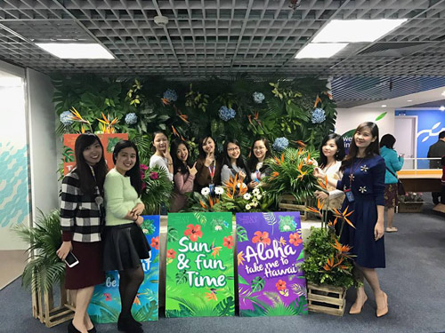 Nam đồng nghiệp mặc quần đùi, áo hoa nhảy tưng bừng mừng 8/3 - 4