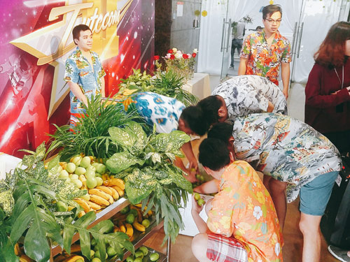 Nam đồng nghiệp mặc quần đùi, áo hoa nhảy tưng bừng mừng 8/3 - 5