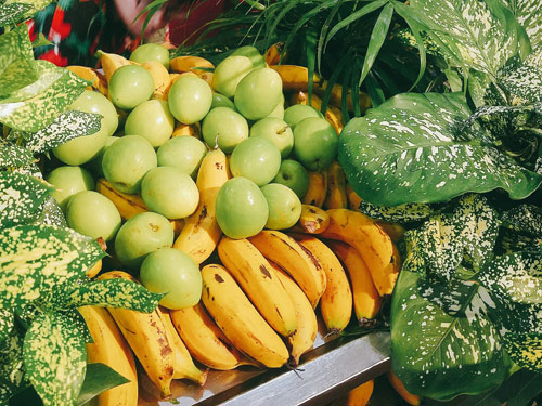 Nam đồng nghiệp mặc quần đùi, áo hoa nhảy tưng bừng mừng 8/3 - 6