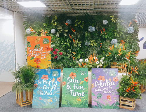 Nam đồng nghiệp mặc quần đùi, áo hoa nhảy tưng bừng mừng 8/3 - 2