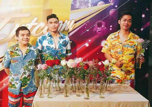 Nam đồng nghiệp mặc quần đùi, áo hoa nhảy tưng bừng mừng 8/3 - 7