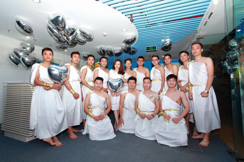 Nam đồng nghiệp mặc quần đùi, áo hoa nhảy tưng bừng mừng 8/3 - 8