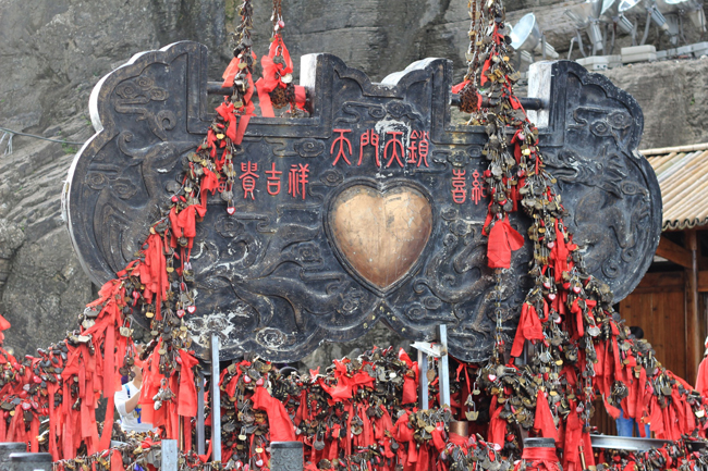 Chìa khóa tình yêu bước qua Thiên Môn Thiên Kính – Gương nơi Cổng Trời