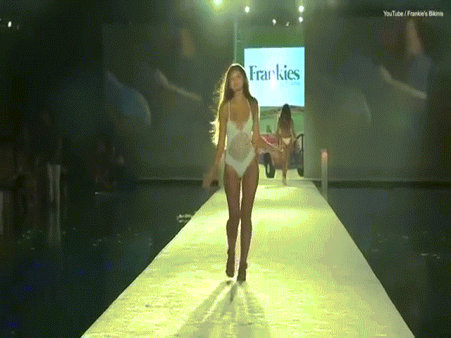Clip hot: Người mẫu bikini nhảy hăng văng áo