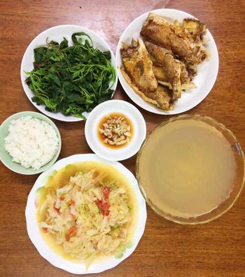 "Soái ca" 6 tuổi vào bếp nấu cơm tặng mẹ hút nghìn like - 3