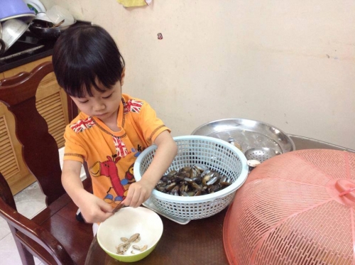 "Soái ca" 6 tuổi vào bếp nấu cơm tặng mẹ hút nghìn like - 6