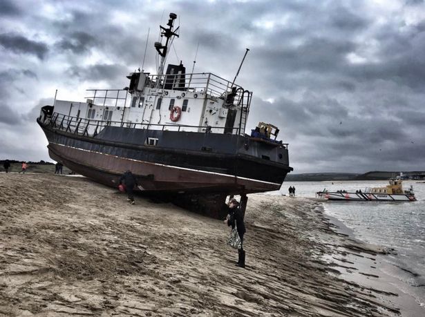 “Tàu ma” 80 tấn bỗng dạt bờ biển Anh, dân hoang mang - 1