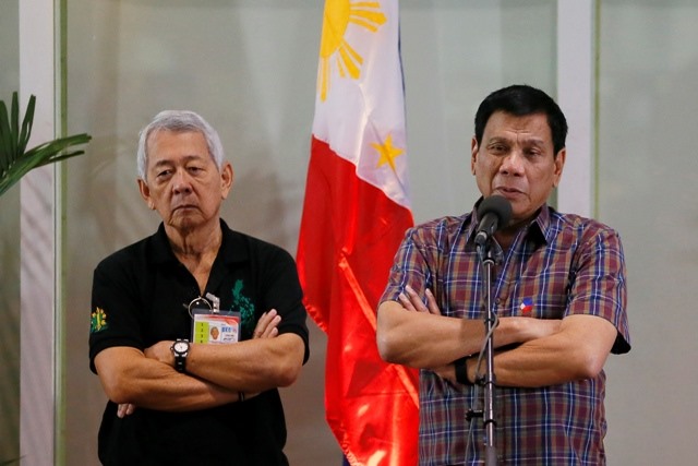 Ngoại trưởng Philippines mất chức vì ngầm là người Mỹ - 1