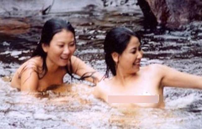 Ngoài "Đẻ mướn", mỹ nhân sinh năm 1976 còn có cảnh quay khỏa thân trong bộ phim "Người tình trong mơ". Khi đó, cô vừa 16 tuổi. Phân cảnh tắm suối của Hoa hậu trong Lục Vân Tiên từng vấp phải sự chỉ trích của khán giả.