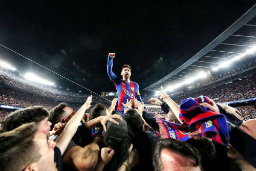 Messi đưa Barca vào lịch sử, vượt Ronaldo đua QBV 2017 - 1