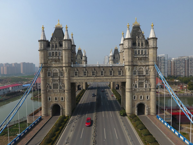 Một công trình lấy cảm hứng từ Cầu Tháp ở London, nước Anh mới mọc lên ở Tô châu, Giang Tô, Trung Quốc.
