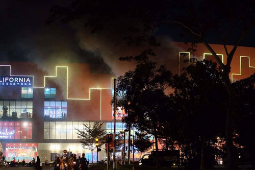 TP.HCM: Khói lửa ngùn ngụt trước trung tâm thương mại SC Vivo City - 2