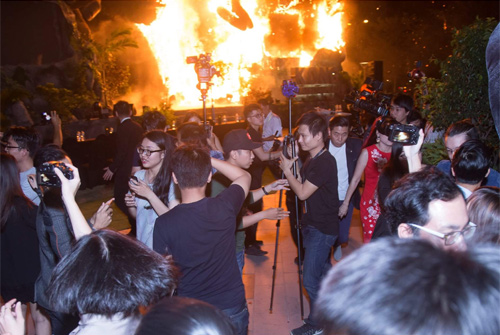 TP.HCM: Khói lửa ngùn ngụt trước trung tâm thương mại SC Vivo City - 4