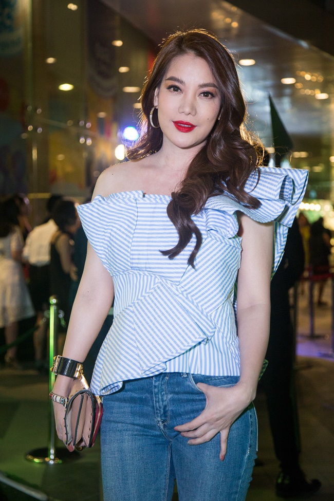 Nữ diễn viên Trương Ngọc Ánh diện trang phục năng động dự lễ ra mắt phim.