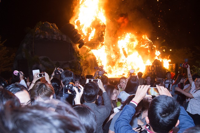Nhiều người dân nán lại để quay phim, chụp ảnh đám cháy.