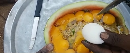 Đứng hình trước món “dưa hấu om trứng” của chồng - 4