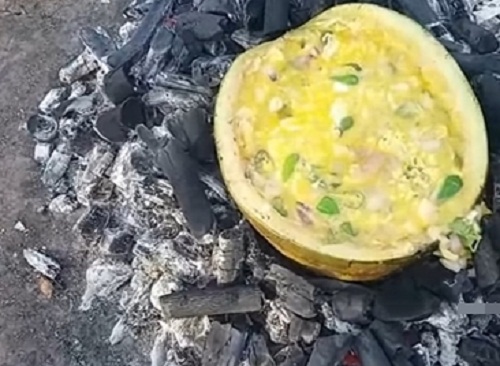 Đứng hình trước món “dưa hấu om trứng” của chồng - 7