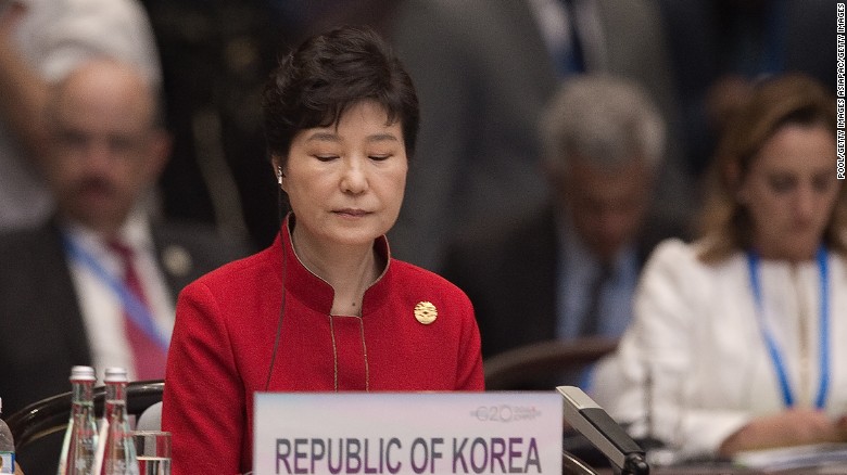 Nữ tổng thống đầu tiên của Hàn Quốc bị phế truất - 1