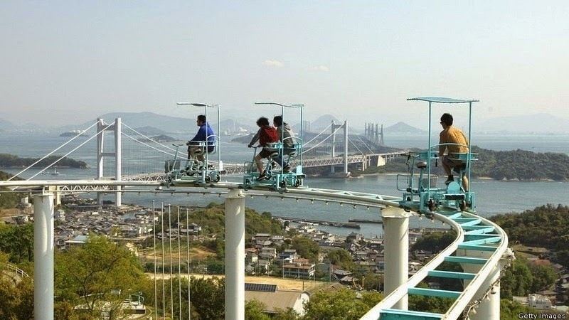 Hết hồn với trò đạp xe trên đường ray siêu tốc ở Nhật Bản - 1