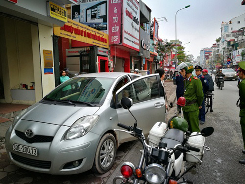 Khoan máy, búa tạ phá &#34;pháo đài&#34; trên vỉa hè Hà Nội - 8