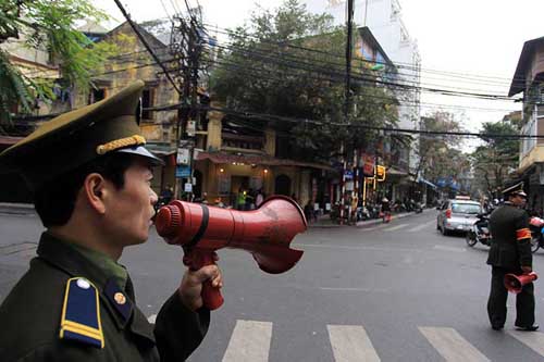 Khoan máy, búa tạ phá &#34;pháo đài&#34; trên vỉa hè Hà Nội - 14