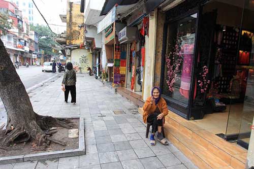 Khoan máy, búa tạ phá &#34;pháo đài&#34; trên vỉa hè Hà Nội - 16