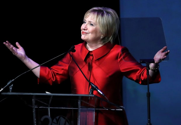 Bà Clinton xuất hiện với vẻ ngoài khác lạ sau thất cử - 1