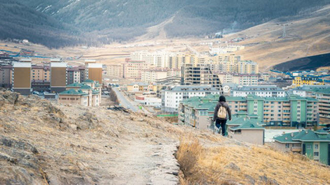 1. Ulaanbaatar: Thủ đô Ulaanbaatar là địa điểm lý tưởng để khởi đầu hành trình khám phá đất nước Mông Cổ. Tại đây, du khách có thể viếng thăm vô số bảo tàng, tu viện và những địa điểm thú vị khác.