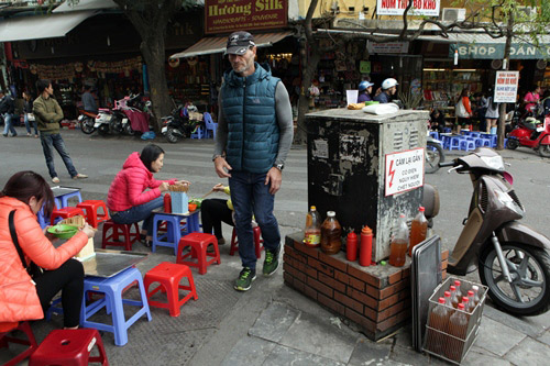 Khiếp vía đi trên vỉa hè đầy “quả bom điện” ở Hà Nội - 13