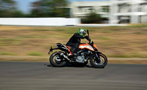 Muốn mua xe côn chọn KTM 250 Duke hay Yamaha FZ25? - 2
