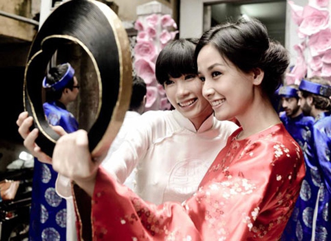 Năm 2012, hoa hậu Mai Phương Thúy nhí nhảnh làm phù dâu cho bạn thân là siêu mẫu Hà Đăng.