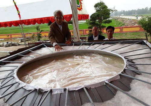 Làm bánh dày nặng 2 tấn dâng vị thần “Một chân” - 2