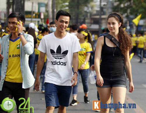 Dàn hot girl xứ Nghệ "đại náo" sân Thống Nhất - 5