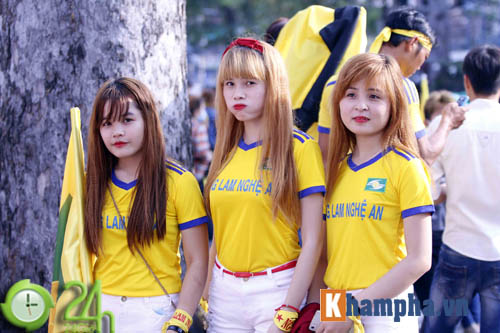 Dàn hot girl xứ Nghệ "đại náo" sân Thống Nhất - 7