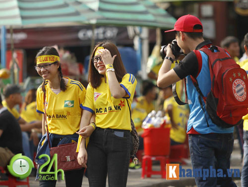 Dàn hot girl xứ Nghệ "đại náo" sân Thống Nhất - 12