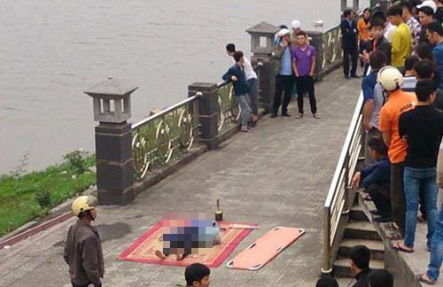 Bàng hoàng phát hiện xác người phụ nữ trôi sông - 1