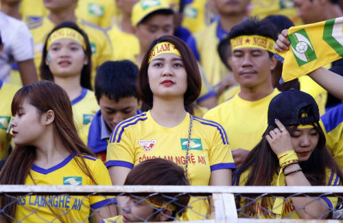 "Ronaldo VN" khiến CĐV đặc biệt, fan nữ xinh SLNA thất vọng - 10