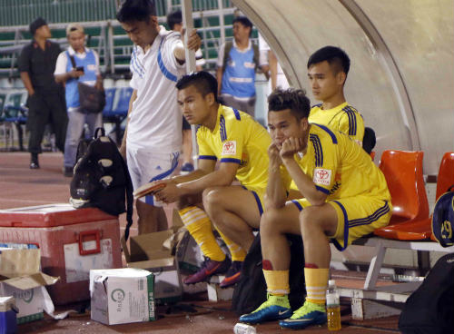 "Ronaldo VN" khiến CĐV đặc biệt, fan nữ xinh SLNA thất vọng - 11