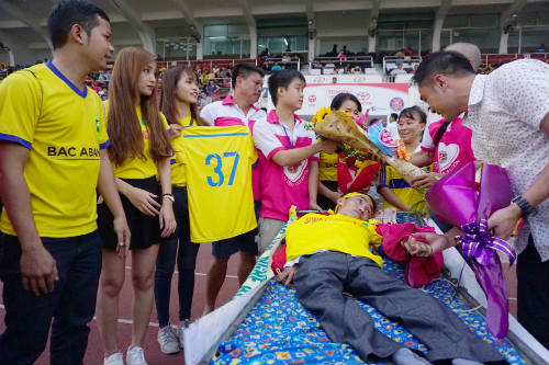 "Ronaldo VN" khiến CĐV đặc biệt, fan nữ xinh SLNA thất vọng - 2