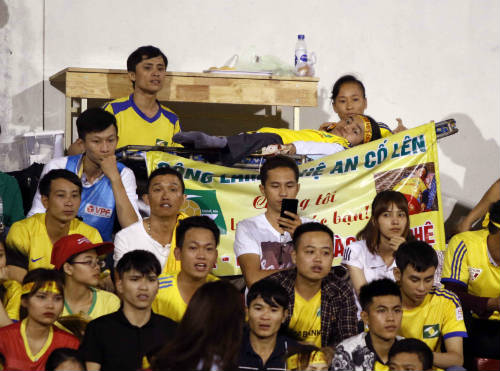 "Ronaldo VN" khiến CĐV đặc biệt, fan nữ xinh SLNA thất vọng - 3