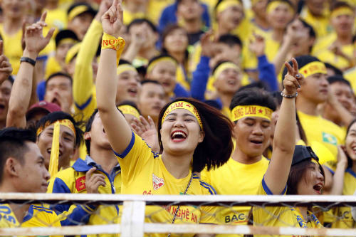 "Ronaldo VN" khiến CĐV đặc biệt, fan nữ xinh SLNA thất vọng - 4