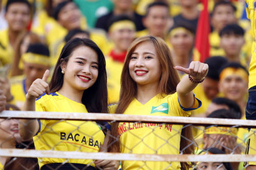 "Ronaldo VN" khiến CĐV đặc biệt, fan nữ xinh SLNA thất vọng - 5