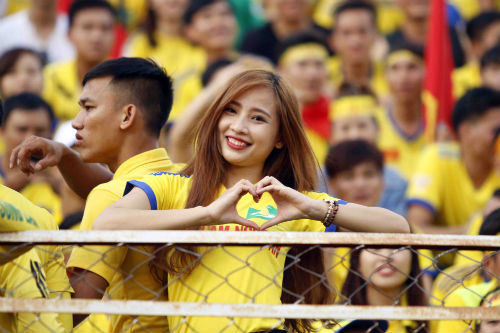 "Ronaldo VN" khiến CĐV đặc biệt, fan nữ xinh SLNA thất vọng - 6