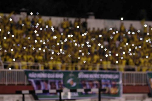 "Ronaldo VN" khiến CĐV đặc biệt, fan nữ xinh SLNA thất vọng - 7